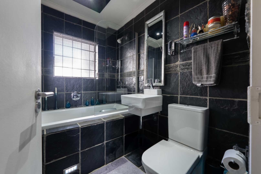 2 Bedroom Property for Sale in Devils Peak Western Cape